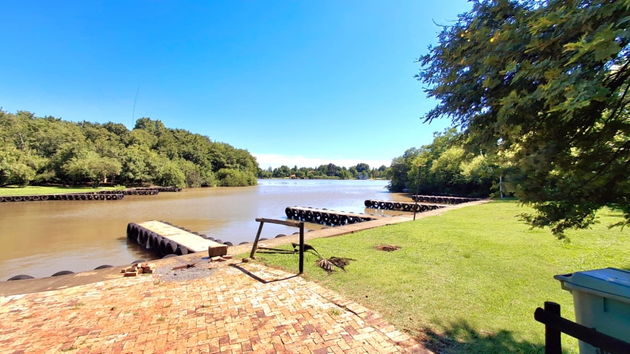 4 Bedroom Property for Sale in Boschenvaal River Front Lodges Free State